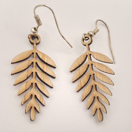 Boucles d'oreilles feuille en bois, poncé très fin et lustré, dimensions: 35x17x2 mm, boucles d'oreilles pendantes en bois,