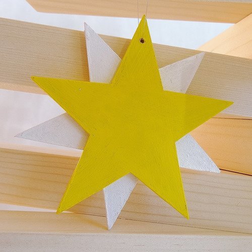3 étoiles de noël, décoration, suspension de sapin en fibres de bois peinte à la main, peinture acrylique. réalisé à la scie à chantourner