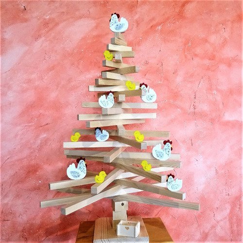 Sapin décoré de poules et poussins en bois naturel. hauteur sapin 830 mm. poules et poussins en bois peinture acrylique