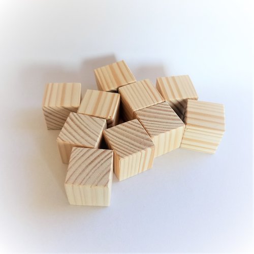 Cubes en bois, épicéa naturel 22 mm x 22 mm x 22 mm. poncé très fin à la main. angles adoucis. le lot de 10
