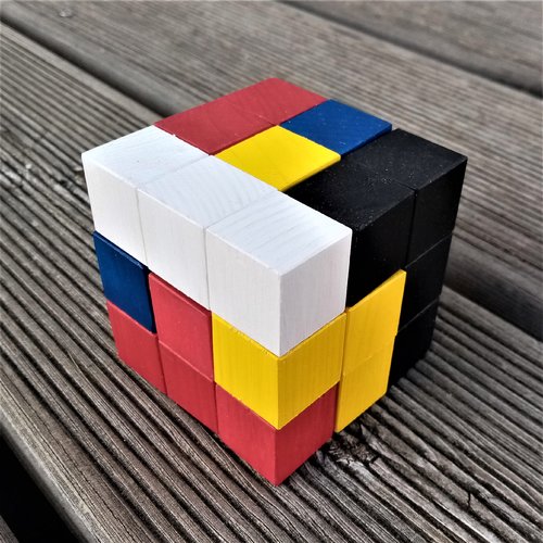 Casse tête tétris issu des différents cubes (27 cubes), mais bien d'autres possibilités à créer.