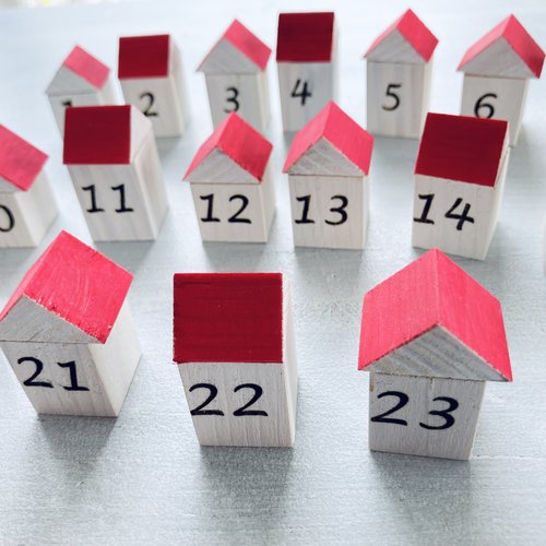 Calendrier de l'avent en bois d'épicéa recouvert de peinture acrylique. maisons en bois peintes sont gravées au laser