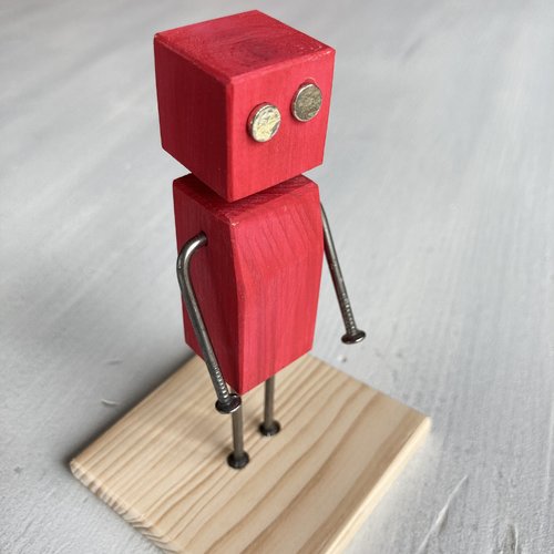 Elle: figurine en bois et clous peinte à la main, sculpture moderne en bois et métal, poupée et clous peinte à l'acrylique,