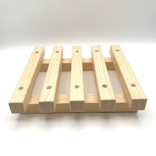 Dessous de plat en bois fait main simple robuste et design, réalisé en tasseaux de bois collés et cloués. décoration ou cadeau