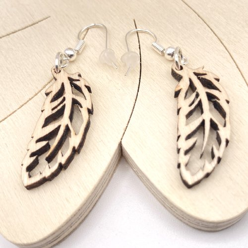 Boucles d'oreilles pendantes en bois plume d'indien, style country western.