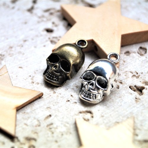 4 breloques tête de mort en métal argenté ou bronze 20mm