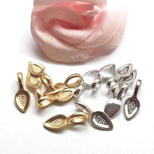 Breloque bijoux  feuille gravée en métal 21*8 mm par 10