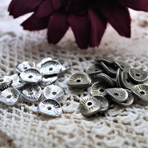 Perles chips en métal argenté ou bronze 10*9 mm par 20