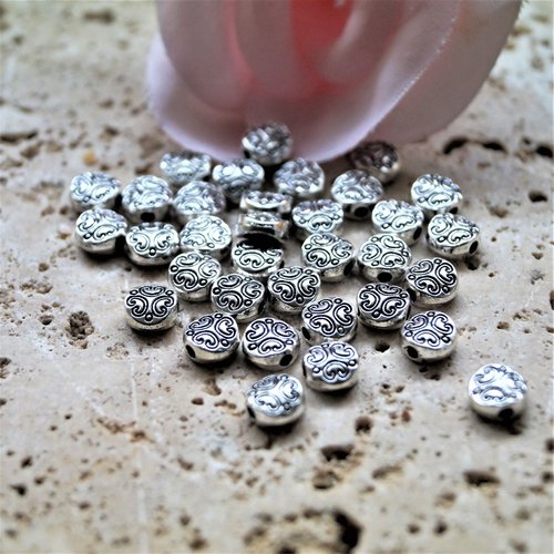 Perles plates fleurs gravées en métal argenté 6 mm