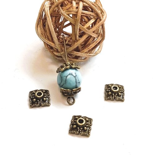 Coupelles carrées gravées 8mm bronze par lot de 20