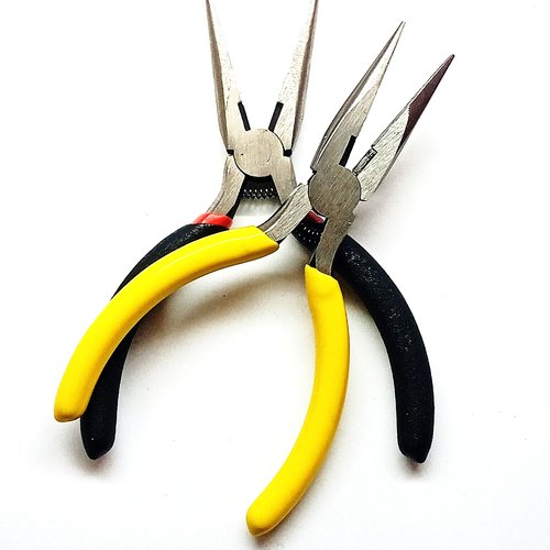 Pince de précision 2-en-1 : becs plats lisses et coupe fil 135mm
