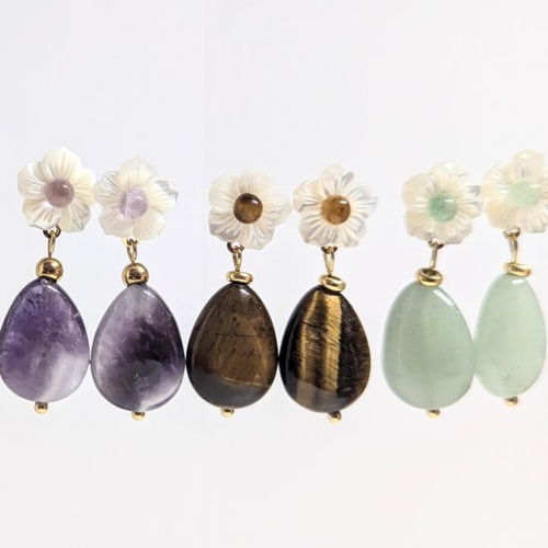 Boucles d'oreilles pendantes avec pierres naturelles et fleurs en nacre