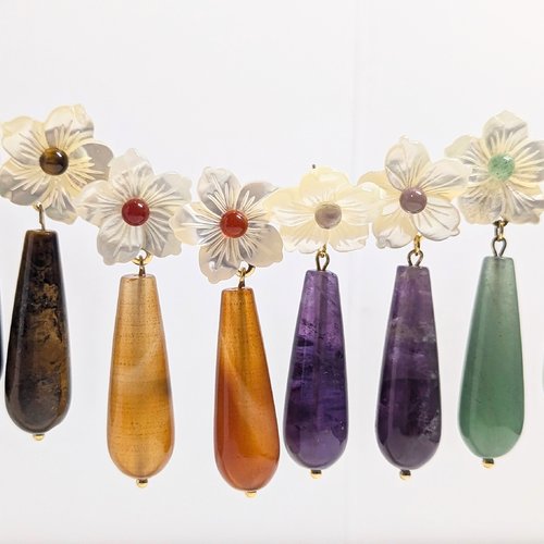 Boucles d'oreilles pendantes avec pierres précieuses naturelles et fleurs en nacre