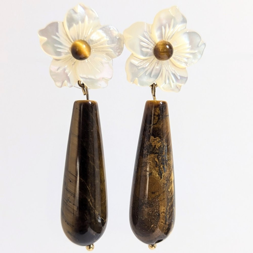 Boucles d'oreilles pendantes avec oeil de tigre naturelles et fleurs en nacre