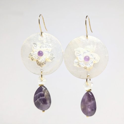 Boucles d'oreilles en fleur de nacre avec breloques en améthyste