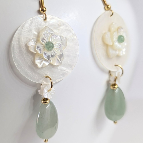 Boucles d'oreilles en fleur de nacre avec breloques en aventurine