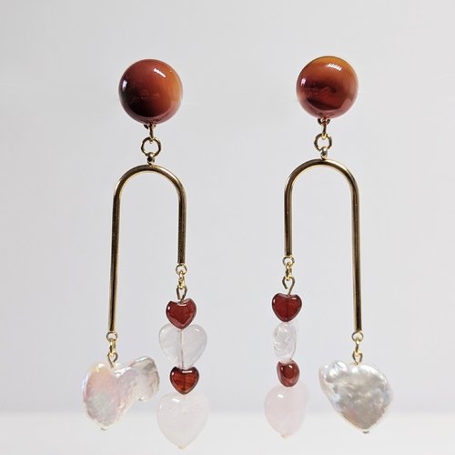Boucles d'oreilles en en forme de cœur quartz rose, agate rouges, et perles baroques