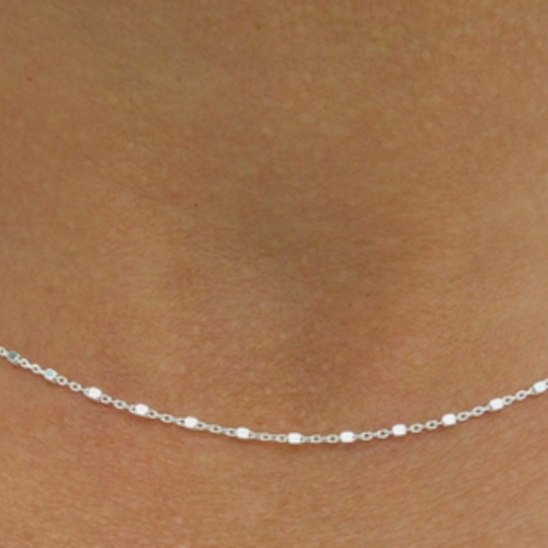 Collier argent massif ras de cou avec chaîne forçat et perles carrées argent pour femmes et pour filles.