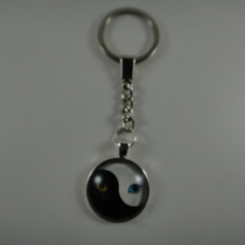 Porte-clés avec cabochon yin et yang tête de chat