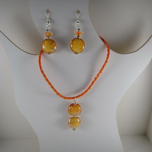 Jolie parure avec pendentif en verre de couleur orange avec des serpentins et boucle clou pour oreilles percées 
