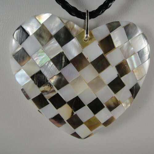 Très joli collier avec un superbe pendentif avec mosaïque d'abalone et de nacre en forme de coeur 