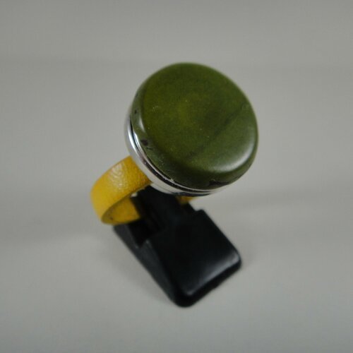 Bague en cuir jaune avec bouton pression de 20mm (pour tour de doigt 7cm)