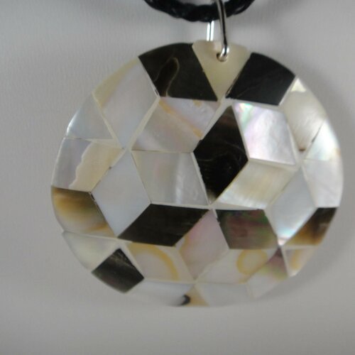 Très joli collier avec un superbe pendentif avec mosaïque d'abalone et de nacre en forme de rond