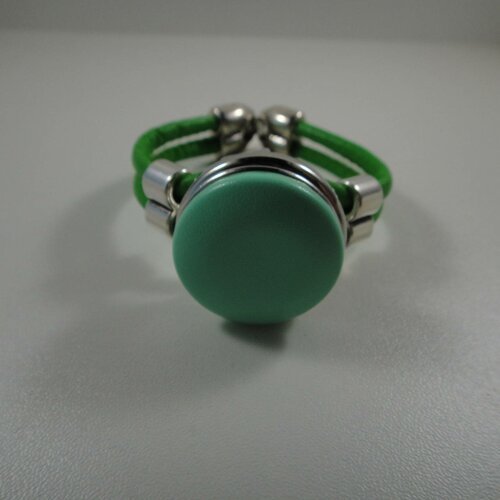 Bracelet cuir lisse vert avec cabochon pression chunk  de 30mm en simili cuir. 
