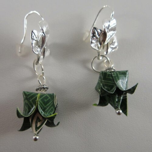 Boucles d'oreilles en origami vert et blanc en forme de fleur 