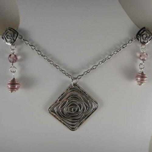 Pendentif rose stylisée en argent vieilli dans un carré et boucle d'oreilles avec même motif  plus petit et perle 