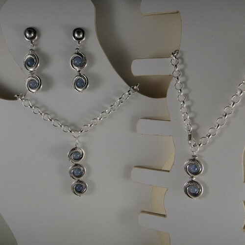 Très jolie parure chaîne en métal argenté et  pierre en verre couleur bleu clair 