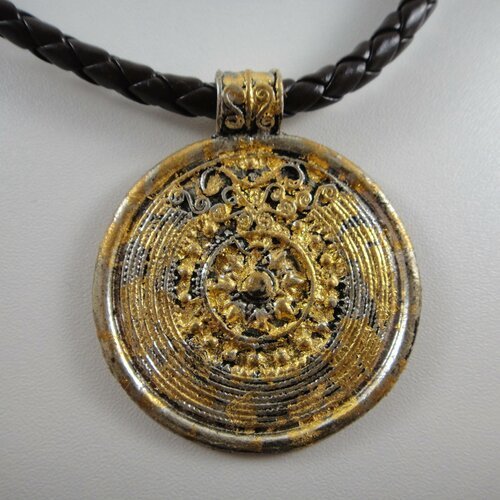 Collier avec pendentif en argent recouvert de feuilles d'or 