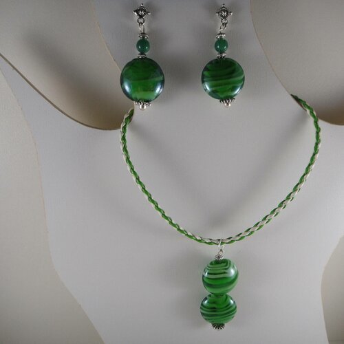 Jolie parure avec pendentif en verre de couleur verte avec des serpentins et boucle clou pour oreilles percées