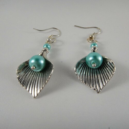 Boucles pour oreilles percées  avec une feuille en argent vieilli et perles de verre couleur turquoise nacrée 