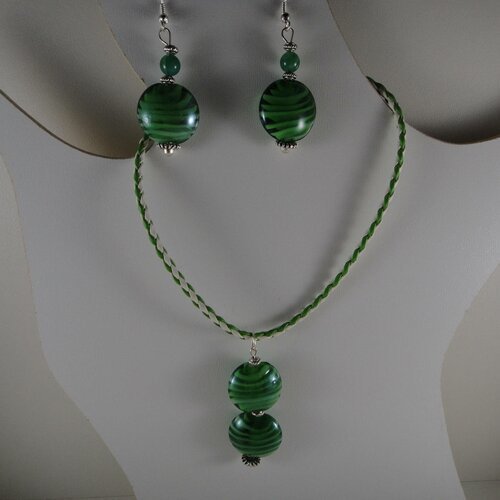 Jolie parure avec pendentif en verre de couleur verte avec des serpentins et boucles pendentes pour oreilles percées