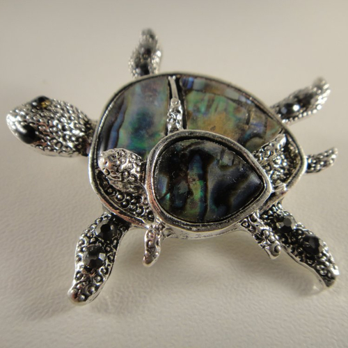 Collier avec un pendentif représentant 2 tortues en abalone