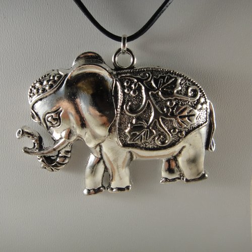Collier en cuir avec un pendentif représentant un éléphant superbe