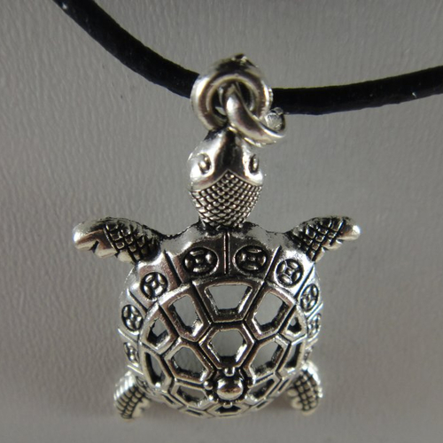 Collier en cuir avec un pendentif représentant une tortue ciselée.