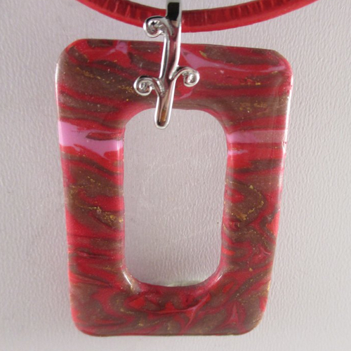 Collier en cuir rouge avec un rectangle de 35x50mm en résine vernie fait main et donc unique