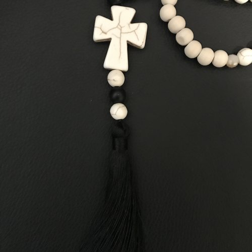 Sautoir perles minérales croix pompon