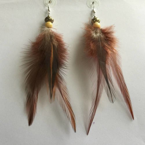 Boucles d'oreilles plumes marron perles métal et bois supports argentés
