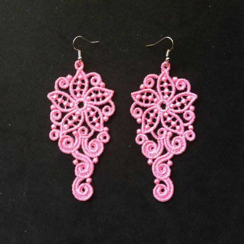 Boucles d'oreille élégantes florales et fraiches en guipure dentelle rose et crochets argentés