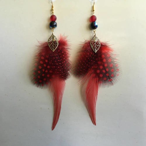 Boucles d'oreilles plumes rouges et noires supports dorés 16cm