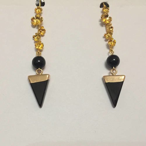 Boucles d'oreilles longues attaches dorées petites fleurs perles noires breloques triangle dorées et noires