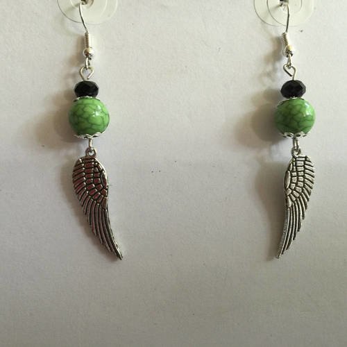 Boucles d'oreilles perles vertes et noires coupelles argentées grandes ailes d'ange argentées supports argent