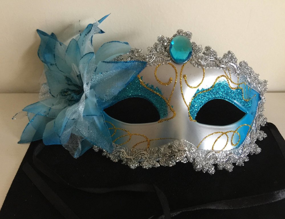 Masque venitien carnaval bleu et argente grosse fleur organza bleue - Un  grand marché