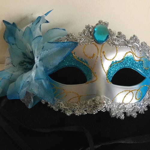 Masque venitien carnaval bleu et argente grosse fleur organza bleue