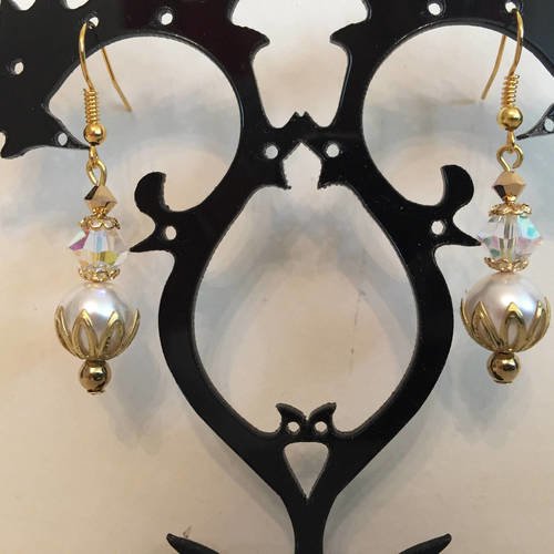 Boucles d'oreilles mariage ou cérémonie dorées perles blanc nacré
