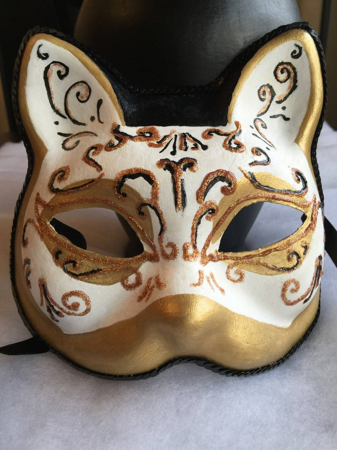 Masque Venitien Carnaval Chat Blanc Dore Noir Un Grand Marche