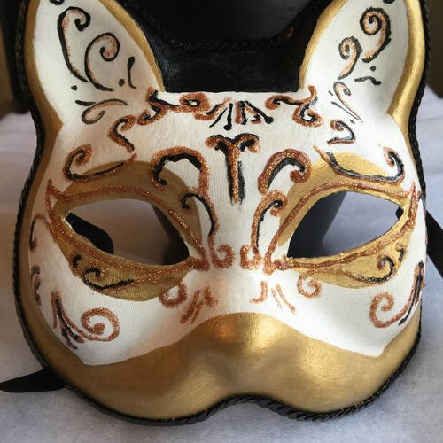 Masque Venitien Carnaval Chat Blanc Dore Noir Un Grand Marche